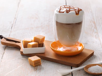 Senseo kaffeopskrift med karamel, salt og cremet mælkeskum